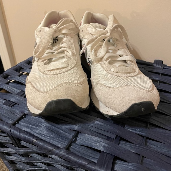 New Balance tennis shoes - Picture 2 of 3